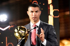 Đánh bại Messi và Ronaldinho, Ronaldo đoạt giải cầu thủ hay nhất thế kỷ Đánh bại Messi và Ronaldinho, Ronaldo đoạt giải cầu thủ hay nhất thế kỷ