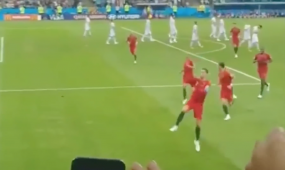 VIDEO: Chìm đắm với những khoảnh khắc lịch sử của Ronaldo, Messi... dưới ống kính của các CĐV VIDEO: Chìm đắm với những khoảnh khắc lịch sử của Ronaldo, Messi... dưới ống kính của các CĐV