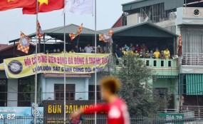 VPF cấm khán giả đến sân, CĐV Thanh Hóa vẫn bất chấp tụ tập để xem đội nhà thi đấu VPF cấm khán giả đến sân, CĐV Thanh Hóa vẫn bất chấp tụ tập để xem đội nhà thi đấu