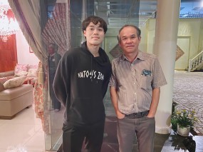 Chứng minh sự giàu sang, 'chủ tịch' Văn Toàn khoe ảnh đọ dáng cùng bầu Đức Chứng minh sự giàu sang, 'chủ tịch' Văn Toàn khoe ảnh đọ dáng cùng bầu Đức
