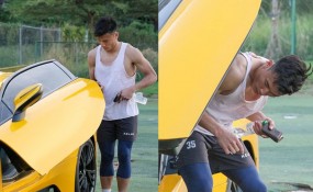 Bùi Tiến Dũng khiến đồng đội 'lác mắt' khi lái siêu xe 8 tỷ biển tứ quý đến sân tập Bùi Tiến Dũng khiến đồng đội 'lác mắt' khi lái siêu xe 8 tỷ biển tứ quý đến sân tập