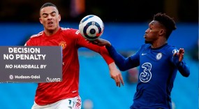 Tranh cãi: Hudson-Odoi để bóng chạm tay, MU 'tự dưng' mất oan quả phạt đền Tranh cãi: Hudson-Odoi để bóng chạm tay, MU 'tự dưng' mất oan quả phạt đền