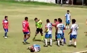 VIDEO: Nhận thẻ đỏ, cầu thủ lập tức vung tay biến trọng tài thành bao cát VIDEO: Nhận thẻ đỏ, cầu thủ lập tức vung tay biến trọng tài thành bao cát