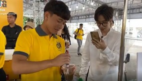 VIDEO: 'Mr. Sự nghiệp' ViruSs live stream cận cảnh sao HAGL pha cà phê ông Bầu VIDEO: 'Mr. Sự nghiệp' ViruSs live stream cận cảnh sao HAGL pha cà phê ông Bầu