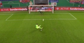 VIDEO: Cầu thủ gây cười với quả penalty, lấy chân phải đá vào chân trái VIDEO: Cầu thủ gây cười với quả penalty, lấy chân phải đá vào chân trái