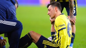 VIDEO: Mesut Ozil rơi nước mắt khi phải rời sân bằng cáng sau va chạm VIDEO: Mesut Ozil rơi nước mắt khi phải rời sân bằng cáng sau va chạm