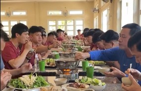 VIDEO: Sau buổi tập vất vả, cầu thủ HAGL tiếp năng lượng bằng bữa lẩu thịnh soạn VIDEO: Sau buổi tập vất vả, cầu thủ HAGL tiếp năng lượng bằng bữa lẩu thịnh soạn
