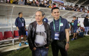 Bầu Đức bất đồng với HLV Kiatisak, tuyên bố chưa bao giờ muốn vô địch V-League Bầu Đức bất đồng với HLV Kiatisak, tuyên bố chưa bao giờ muốn vô địch V-League