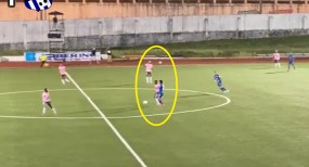 VIDEO: Cầu thủ bán độ lộ liễu, sút bóng từ giữa sân...về lưới nhà VIDEO: Cầu thủ bán độ lộ liễu, sút bóng từ giữa sân...về lưới nhà