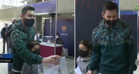 VIDEO: Messi dắt tay con trai trong lần đầu tiên đi bầu cử chủ tịch Barcelona VIDEO: Messi dắt tay con trai trong lần đầu tiên đi bầu cử chủ tịch Barcelona