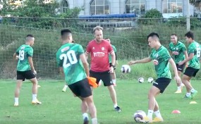 VIDEO: HLV trưởng TP.HCM xỏ giày vào sân khiến các cầu thủ toát mồ hôi VIDEO: HLV trưởng TP.HCM xỏ giày vào sân khiến các cầu thủ toát mồ hôi