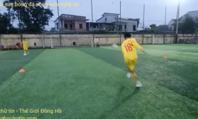 VIDEO: Dàn 'ngọc thô' SLNA thi triển kỹ năng sút bóng kiểu Ronaldo cực chất VIDEO: Dàn 'ngọc thô' SLNA thi triển kỹ năng sút bóng kiểu Ronaldo cực chất