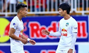 Công Phượng nổi nóng khi Văn Thanh mắc lỗi trong trận thắng nhọc nhằn của HAGL Công Phượng nổi nóng khi Văn Thanh mắc lỗi trong trận thắng nhọc nhằn của HAGL