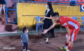 VIDEO: Thắng trận đầu tay nhưng Bùi Tiến Dũng lại bị con gái 'bơ đẹp' VIDEO: Thắng trận đầu tay nhưng Bùi Tiến Dũng lại bị con gái 'bơ đẹp'