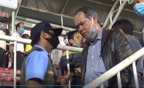 VIDEO: Bầu Đức tức giận khi bảo vệ không cho xuống sân chúc mừng HAGL VIDEO: Bầu Đức tức giận khi bảo vệ không cho xuống sân chúc mừng HAGL