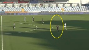 VIDEO: Tiền vệ người Italia 'sút bừa' thành siêu phẩm volley từ giữa sân VIDEO: Tiền vệ người Italia 'sút bừa' thành siêu phẩm volley từ giữa sân