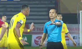 VIDEO: Ngoại binh Nam Định nổi nóng vì bị trọng tài từ chối quả phạt đền VIDEO: Ngoại binh Nam Định nổi nóng vì bị trọng tài từ chối quả phạt đền