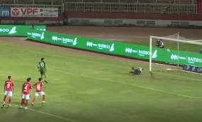 VIDEO: Lão tướng 40 tuổi sút hỏng penalty khiến Sài Gòn FC thất bại đáng tiếc VIDEO: Lão tướng 40 tuổi sút hỏng penalty khiến Sài Gòn FC thất bại đáng tiếc