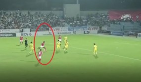 VIDEO: HAGL suýt ôm hận sau cú sút nhanh như điện của người cũ VIDEO: HAGL suýt ôm hận sau cú sút nhanh như điện của người cũ