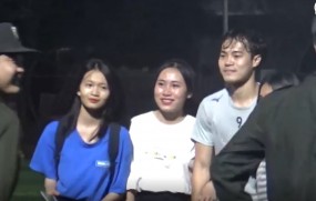 VIDEO: Công Phượng và dàn sao HAGL khiến CĐV Hà Tĩnh bấn loạn, níu giữ sau buổi tập VIDEO: Công Phượng và dàn sao HAGL khiến CĐV Hà Tĩnh bấn loạn, níu giữ sau buổi tập