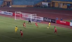 VIDEO: Ngoại binh Brazil đột phá dũng mãnh dọn cỗ cho Văn Thanh ghi bàn VIDEO: Ngoại binh Brazil đột phá dũng mãnh dọn cỗ cho Văn Thanh ghi bàn