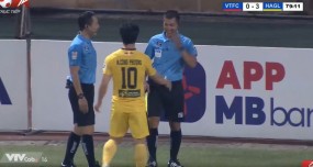 VIDEO: Bị sao HAGL đá trúng mặt, trọng tài biên cười thân thiện khi Công Phượng an ủi VIDEO: Bị sao HAGL đá trúng mặt, trọng tài biên cười thân thiện khi Công Phượng an ủi