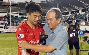 Xúc động trước hành động của bầu Đức: Tiến sang khu vực đối thủ để tìm Lee Nguyễn an ủi Xúc động trước hành động của bầu Đức: Tiến sang khu vực đối thủ để tìm Lee Nguyễn an ủi