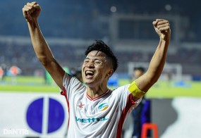 VIDEO: Bùi Tiến Dũng bật cao như CR7, đánh đầu ghi bàn đẳng cấp VIDEO: Bùi Tiến Dũng bật cao như CR7, đánh đầu ghi bàn đẳng cấp