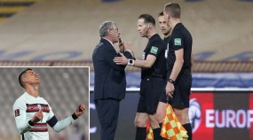 Ronaldo ném băng đội trưởng vì mất oan bàn thắng, trọng tài lên tiếng xin lỗi Ronaldo ném băng đội trưởng vì mất oan bàn thắng, trọng tài lên tiếng xin lỗi