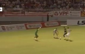 VIDEO: Tiền đạo số 1 ĐT Việt Nam lốp bóng ra ngoài khi khung thành bỏ trống VIDEO: Tiền đạo số 1 ĐT Việt Nam lốp bóng ra ngoài khi khung thành bỏ trống