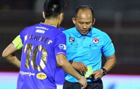 Bóng đá Việt Nam xấu xí và bạo lực: Hậu quả đến từ sự 'dung túng' của các trọng tài? Bóng đá Việt Nam xấu xí và bạo lực: Hậu quả đến từ sự 'dung túng' của các trọng tài?