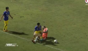 VIDEO: Đội trưởng Văn Quyết nhận thẻ vàng sau pha bỏ bóng đá người VIDEO: Đội trưởng Văn Quyết nhận thẻ vàng sau pha bỏ bóng đá người