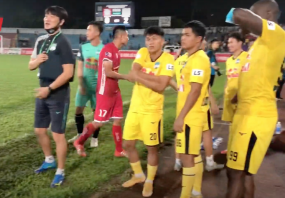 VIDEO: Thua tâm phục khẩu phục HAGL, cầu thủ Hải Phòng sang chúc mừng cực fair-play VIDEO: Thua tâm phục khẩu phục HAGL, cầu thủ Hải Phòng sang chúc mừng cực fair-play