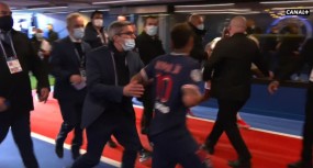 VIDEO: Nổi máu 'giang hồ', Neymar lao vào định hành hung cầu thủ đối phương trong đường hầm VIDEO: Nổi máu 'giang hồ', Neymar lao vào định hành hung cầu thủ đối phương trong đường hầm