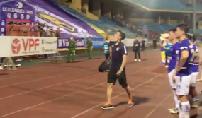 VIDEO: Văn Quyết xuất hiện sau án phạt nặng, truyền nhiệt cho đồng đội Hà Nội FC VIDEO: Văn Quyết xuất hiện sau án phạt nặng, truyền nhiệt cho đồng đội Hà Nội FC