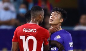 VIDEO: Cận cảnh Thành Chung và ngoại binh Viettel hùng hổ bóp cổ nhau VIDEO: Cận cảnh Thành Chung và ngoại binh Viettel hùng hổ bóp cổ nhau