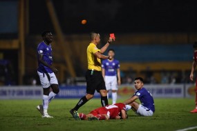 'Trọng tài FIFA rút thẻ đỏ với Đức Huy là thiếu thuyết phục, rút như vậy các đội hết người để đá mất' 'Trọng tài FIFA rút thẻ đỏ với Đức Huy là thiếu thuyết phục, rút như vậy các đội hết người để đá mất'