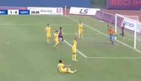 VIDEO: Để Tiến Linh ghi bàn, cầu thủ Nam Định phản ứng dữ dội với trọng tài VIDEO: Để Tiến Linh ghi bàn, cầu thủ Nam Định phản ứng dữ dội với trọng tài