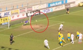 VIDEO: Bàn thắng 'điên rồ' nhất hành tinh, cầu thủ phải cảm ơn ... chuột chũi VIDEO: Bàn thắng 'điên rồ' nhất hành tinh, cầu thủ phải cảm ơn ... chuột chũi