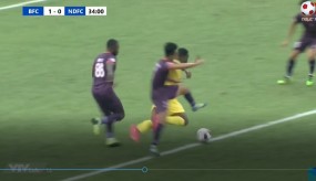 VIDEO: Nam Định mất oan penalty trong trận thua tiếc nuối trước Bình Dương VIDEO: Nam Định mất oan penalty trong trận thua tiếc nuối trước Bình Dương