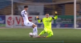VIDEO: Thủ môn của Than Quảng Ninh chơi như 'bán độ', biếu không cho Hà Nội bàn thắng VIDEO: Thủ môn của Than Quảng Ninh chơi như 'bán độ', biếu không cho Hà Nội bàn thắng