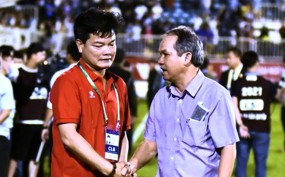 Bầu Đức ấm áp khi an ủi thủ môn HAGL, sang tận phía đối thủ để động viên: Nam Định đá hay lắm Bầu Đức ấm áp khi an ủi thủ môn HAGL, sang tận phía đối thủ để động viên: Nam Định đá hay lắm
