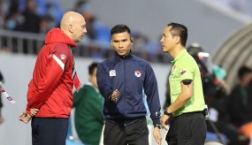 Chuyện lạ V.League: Trợ lý HLV của TP.HCM nhận thẻ phạt nhiều hơn các cầu thủ Chuyện lạ V.League: Trợ lý HLV của TP.HCM nhận thẻ phạt nhiều hơn các cầu thủ