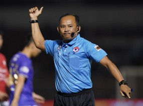 “Thần may mắn” của Hà Nội FC cầm còi trận đại chiến với HAGL “Thần may mắn” của Hà Nội FC cầm còi trận đại chiến với HAGL