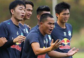 Sao trẻ HAGL khiêm tốn: 'Thầy Kiatisak đã có chiến thuật riêng để có thể hòa được CLB Hà Nội' Sao trẻ HAGL khiêm tốn: 'Thầy Kiatisak đã có chiến thuật riêng để có thể hòa được CLB Hà Nội'