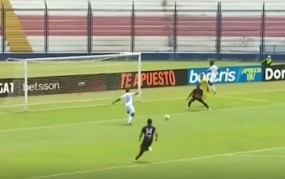 VIDEO: 'Siêu tiền đạo' bỏ lỡ hai cơ hội trước gôn trống chỉ trong...1 giây VIDEO: 'Siêu tiền đạo' bỏ lỡ hai cơ hội trước gôn trống chỉ trong...1 giây