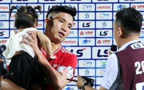 VIDEO: Bùi Tiến Dũng vừa bồng con gái, vừa trả lời phỏng vấn sau trận thắng Than QN VIDEO: Bùi Tiến Dũng vừa bồng con gái, vừa trả lời phỏng vấn sau trận thắng Than QN