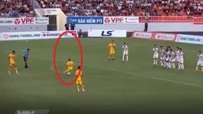 VIDEO: 'Messi xứ Thanh' đá phạt hoàn hảo, vẽ cầu vồng tại sân Quy Nhơn VIDEO: 'Messi xứ Thanh' đá phạt hoàn hảo, vẽ cầu vồng tại sân Quy Nhơn