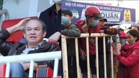 VIDEO: CĐV Gia Lai cầu cứu bầu Đức trước cơn sốt vé HAGL gặp Hà Nội, phe vé lộng hành VIDEO: CĐV Gia Lai cầu cứu bầu Đức trước cơn sốt vé HAGL gặp Hà Nội, phe vé lộng hành