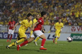 Lee Nguyễn dính thẻ đỏ, TPHCM thất bại trước Nam Định trong trận cầu cực kỳ gay cấn Lee Nguyễn dính thẻ đỏ, TPHCM thất bại trước Nam Định trong trận cầu cực kỳ gay cấn